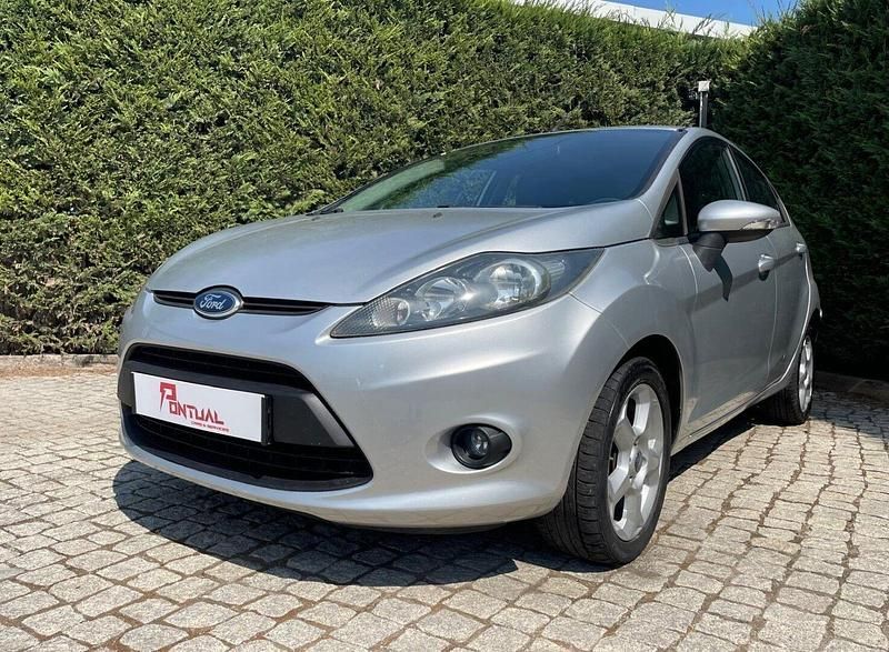 Cinza Usado 2011 Ford Fiesta Trend Citadino | € 5.990 (Bom preço) - Imagem 1/4