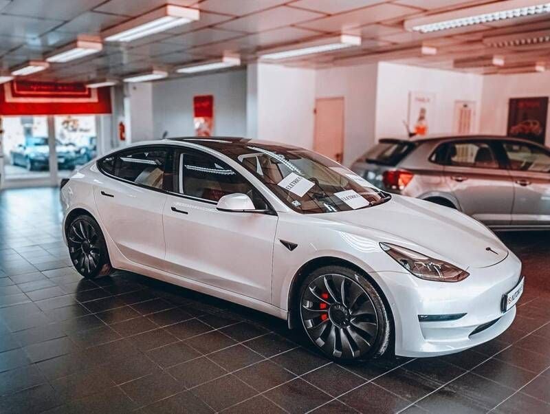 Branco Usado 2021 Tesla Model 3 Sedan | € 34.500 (Caro) - Imagem 1/4