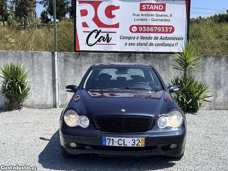 Azul Usado 2004 Mercedes C200 Classic | € 7.000 - Imagem 1/1