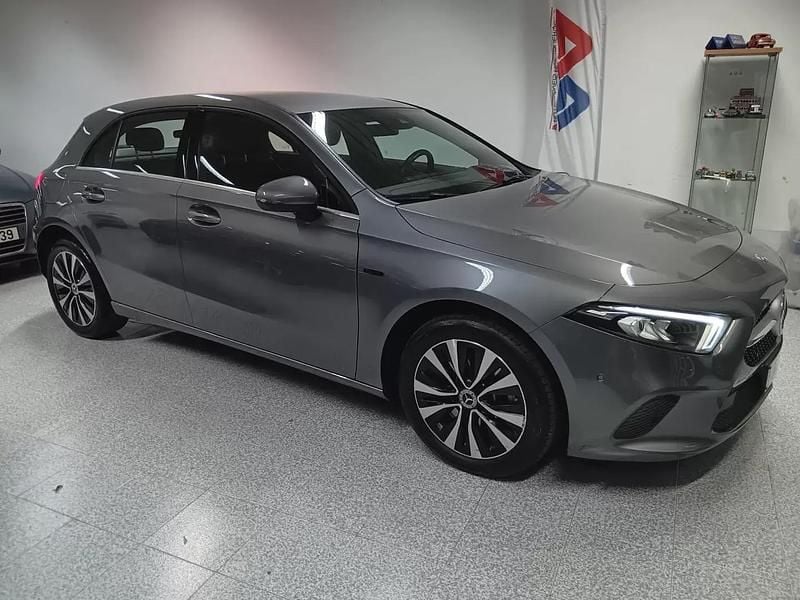 Cinzento Usado 2021 Mercedes A250 Style | € 25.500 (Preço justo) - Imagem 1/4