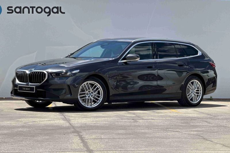 Cinzento Novo 2025 BMW 530e Carrinha | € 72.255 (Preço justo) - Imagem 1/4