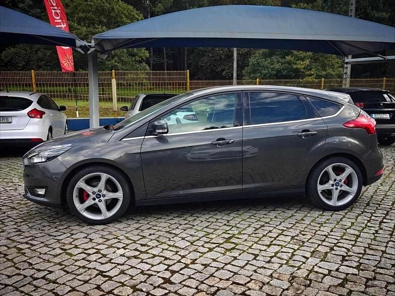 Usado Ford Focus 120 HP (88 kW) 2015 Cinzento