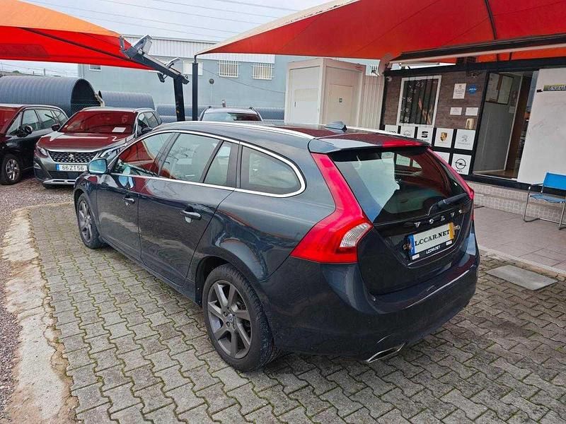 Usado Volvo V60 Summum 181 HP (133 kW) 2014 Preto Carrinha