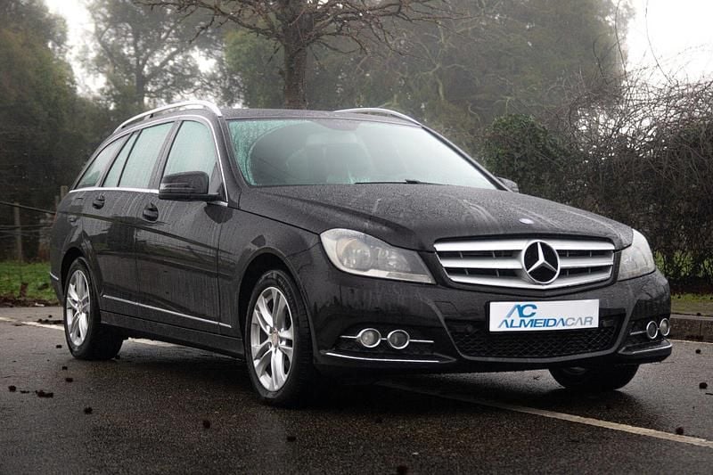 Usado Mercedes C200 Avantgarde 136 HP (100 kW) 2013 Preto Carrinha