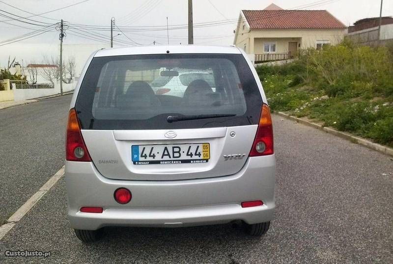 2005 daihatsu yrv