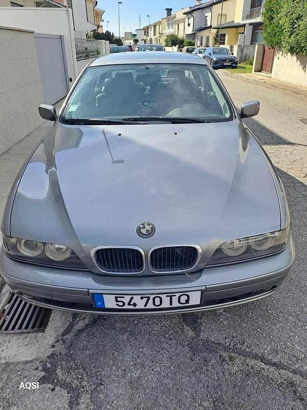 Cinzento Usado 2002 BMW 520 Sedan | € 3.500 - Imagem 1/4