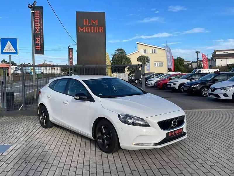 Branco Usado 2018 Volvo V40 Kinetic Carrinha | € 15.900 (Preço justo) - Imagem 1/4