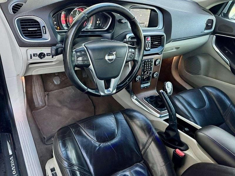 Usado Volvo V40 R-Design Momentum 115 HP (84 kW) 2013 Preto Carrinha