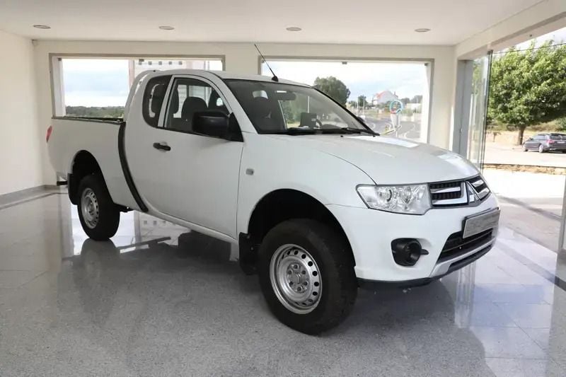 Usado Mitsubishi L200 Intense 136 HP (100 kW) 2015 Branco Pickup