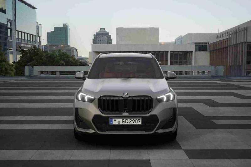Cinzento Novo 2025 BMW X1 Performance SUV | € 58.500 - Imagem 1/4