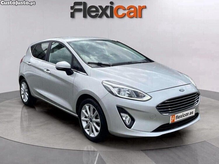 Cinza Usado 2018 Ford Fiesta Titanium Citadino | € 10.790 (Preço justo) - Imagem 1/1