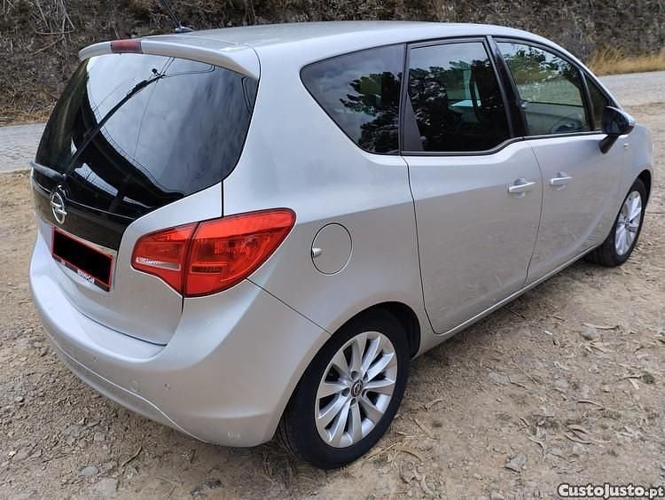 Cinza Usado 2015 Opel Meriva Monovolume | € 8.750 - Imagem 1/1