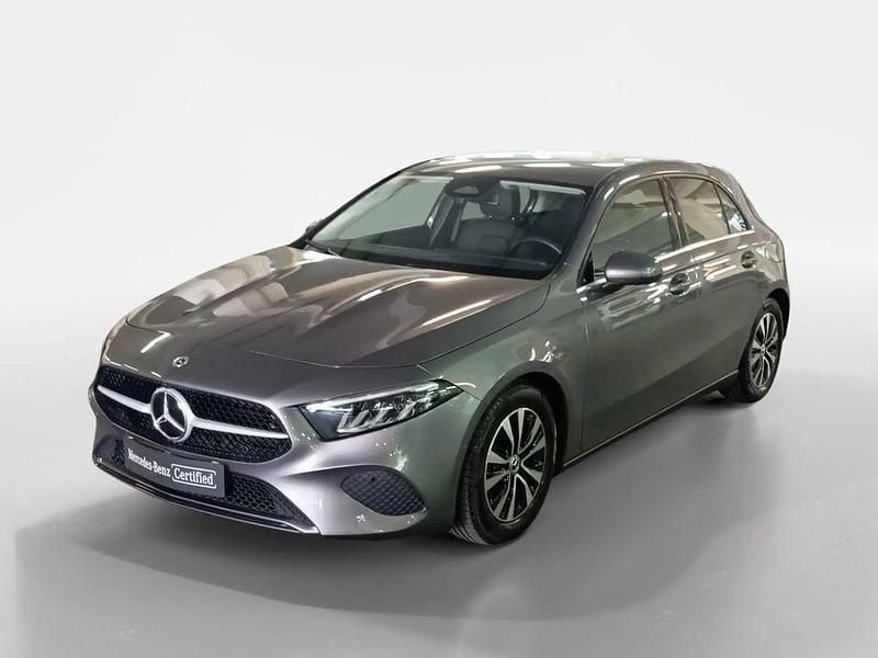 Cinza Usado 2023 Mercedes A200 Sedan | € 29.950 - Imagem 1/4