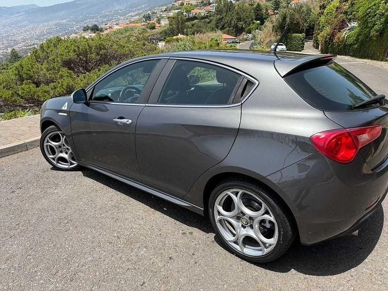 Usado Alfa Romeo Giulietta Distinctive 105 HP (77 kW) 2010 Citadino