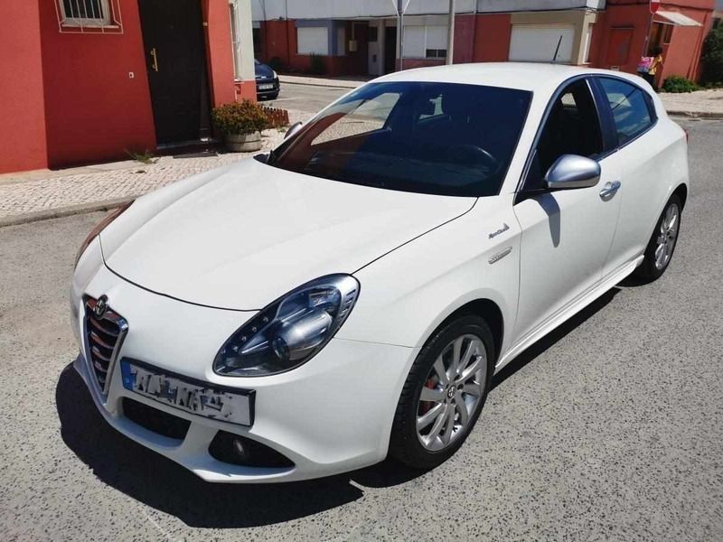 Branco Usado 2013 Alfa Romeo Giulietta Citadino | € 14.000 - Imagem 1/4