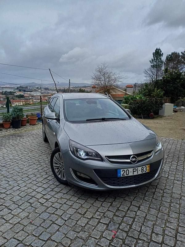 Usado Opel Astra 110 HP (80 kW) 2014 Cinzento Carrinha