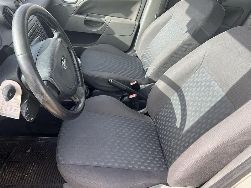 Usado Ford Fiesta 80 HP (58 kW) 2002 Sedan