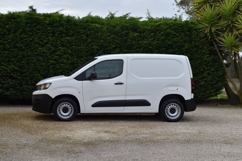 Branco Usado 2020 Peugeot Partner Premium Monovolume | € 14.950 (Preço justo) - Imagem 1/4