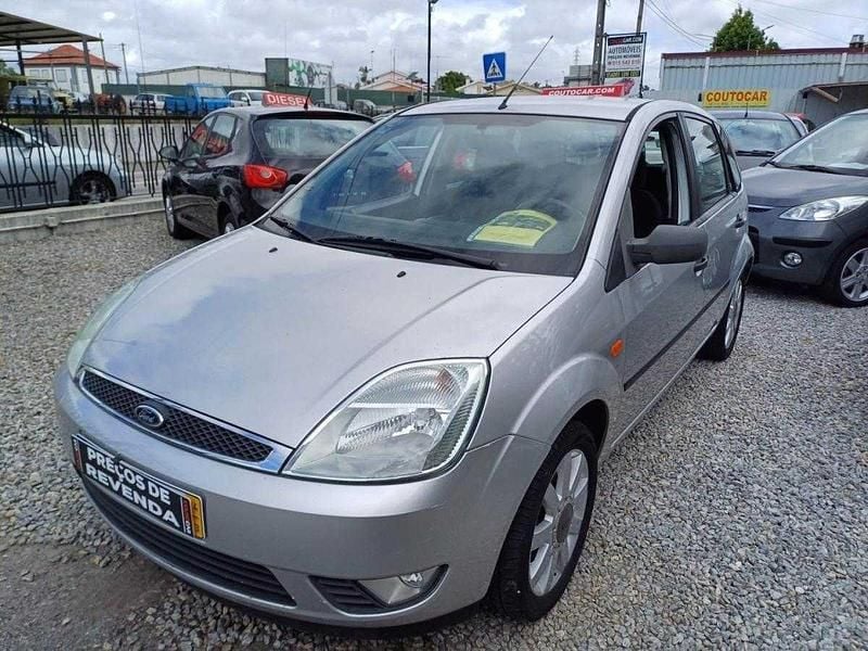 Cinzento Usado 2004 Ford Fiesta Citadino | € 3.365 (Preço justo) - Imagem 1/4