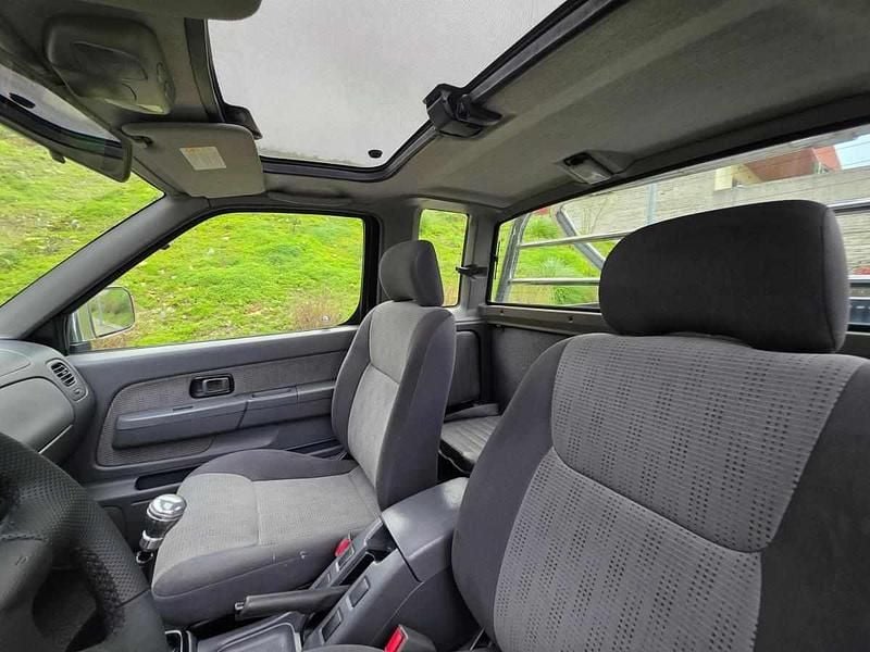Usado Nissan Navara 133 HP (97 kW) 2002 Preto Pickup