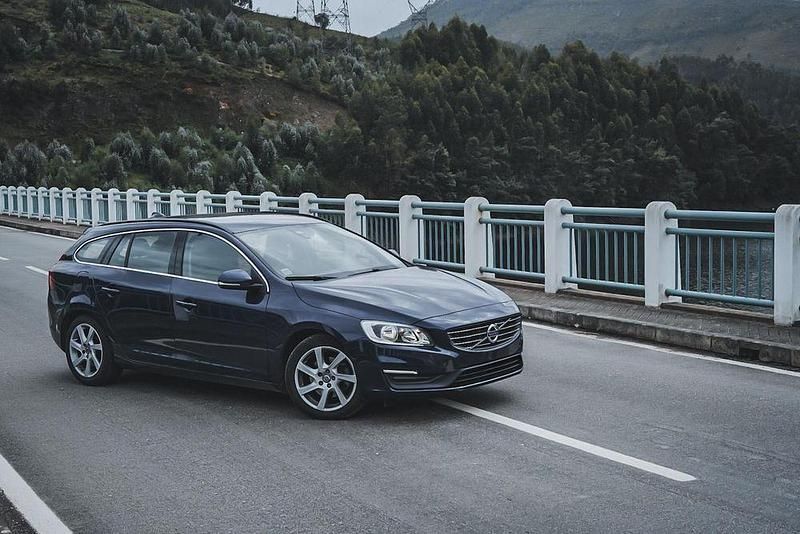 Usado 2015 Volvo V60 Carrinha | € 13.900 - Imagem 1/4