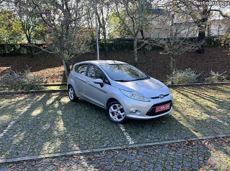 Cinza Usado 2010 Ford Fiesta Titanium | € 7.250 (Preço justo) - Imagem 1/1
