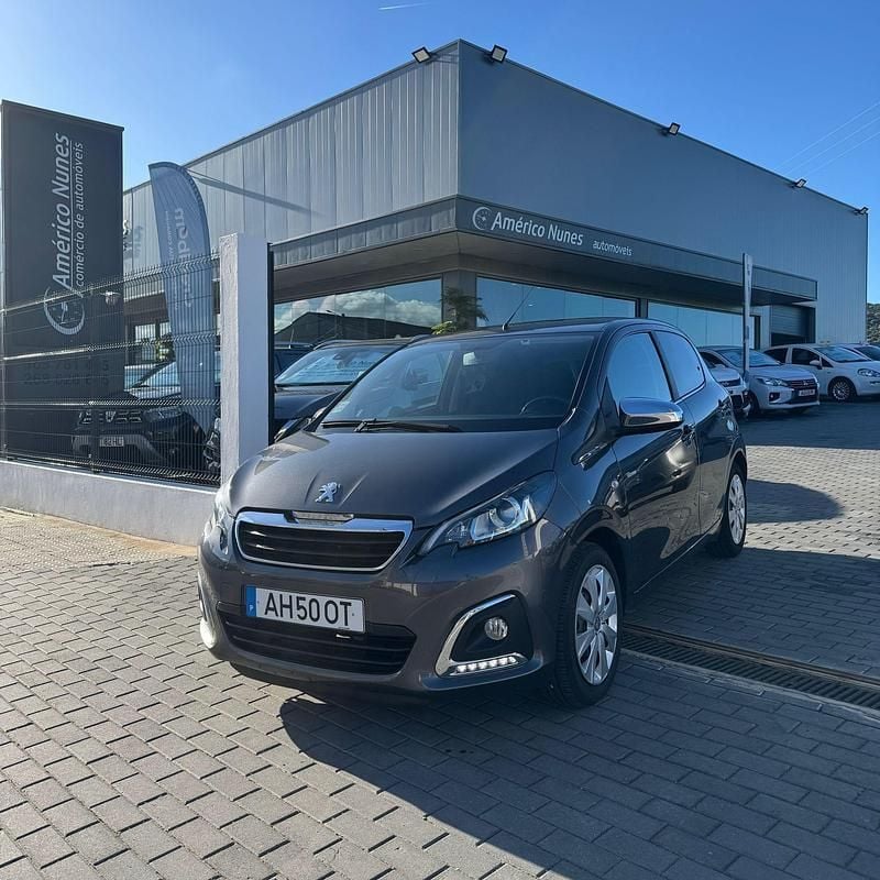 Cinzento Usado 2021 Peugeot 108 Collection Citadino | € 11.750 (Preço justo) - Imagem 1/4