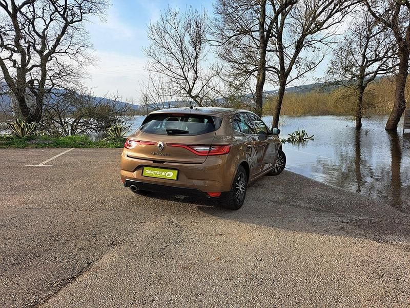 Usado Renault Mégane IV Intens 130 HP (95 kW) 2018 Castanho