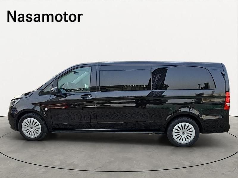 Usado Mercedes Vito 136 HP (100 kW) 2022 Preto metalizado Van