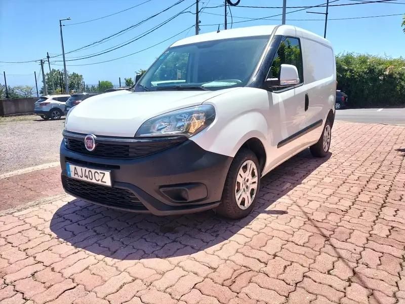 Branco Usado 2021 Fiat Doblò Monovolume | € 15.750 (Caro) - Imagem 1/4