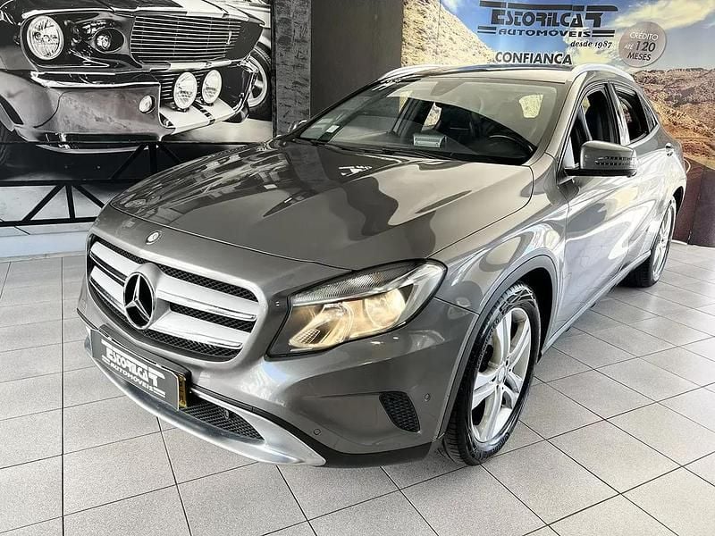 Cinzento Usado 2015 Mercedes GLA180 Style SUV | € 17.600 (Preço justo) - Imagem 1/4