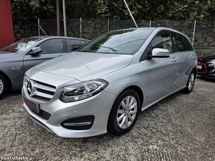 Cinza Usado 2015 Mercedes B180 Style Monovolume | € 16.500 (Preço justo) - Imagem 1/1