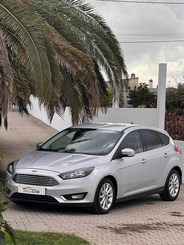 Usado Ford Focus Titanium 120 HP (88 kW) 2017 Cinza