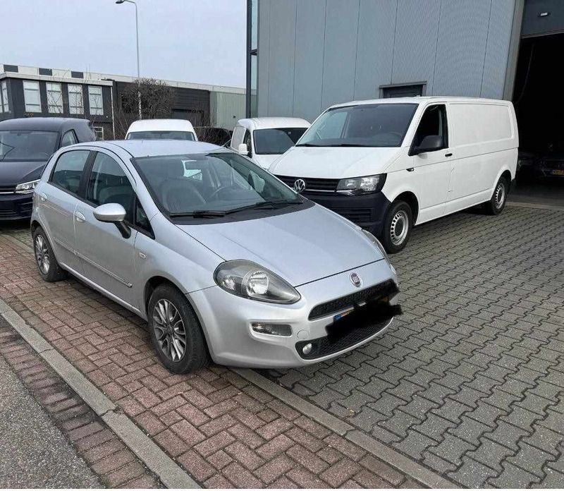 Cinzento Usado 2012 Fiat Grande Punto Citadino | € 7.250 (Caro) - Imagem 1/4