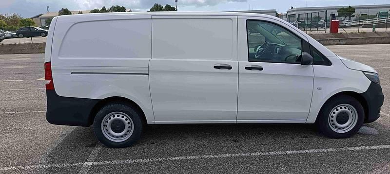 Branco Usado 2021 Mercedes Vito Monovolume | € 27.990 - Imagem 1/4