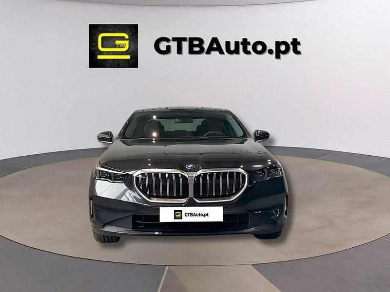 Cinza Usado 2024 BMW 530 Efficient Dynamics Sedan | € 62.999 - Imagem 1/4