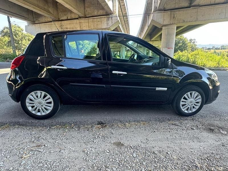 Usado 2011 Renault Clio II Sedan | € 6.300 (Preço justo) - Imagem 1/4