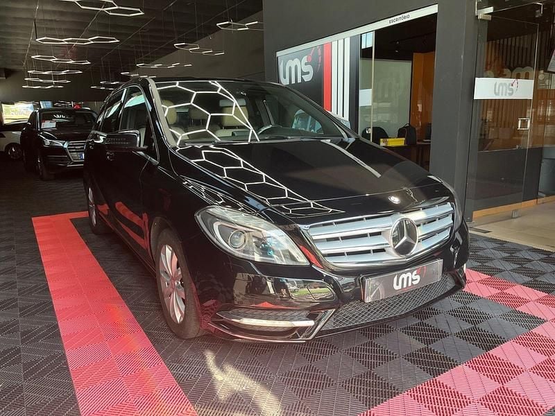Preto Usado 2013 Mercedes B200 Monovolume | € 13.950 - Imagem 1/4