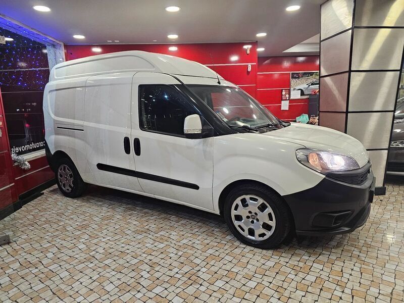 Branco Usado 2017 Fiat Doblò Monovolume | € 12.490 (Preço elevado) - Imagem 1/4