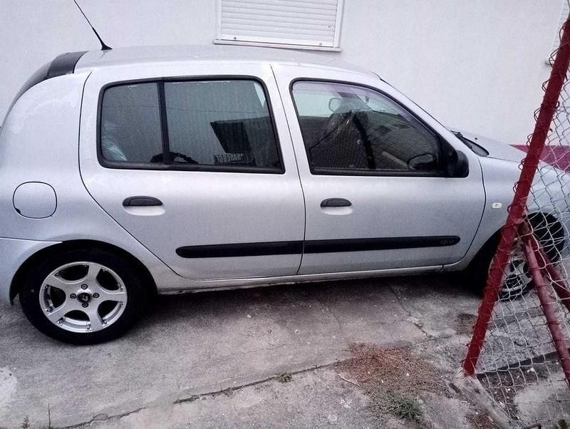 Usado 2004 Renault Clio II Sedan | € 2.000 - Imagem 1/4