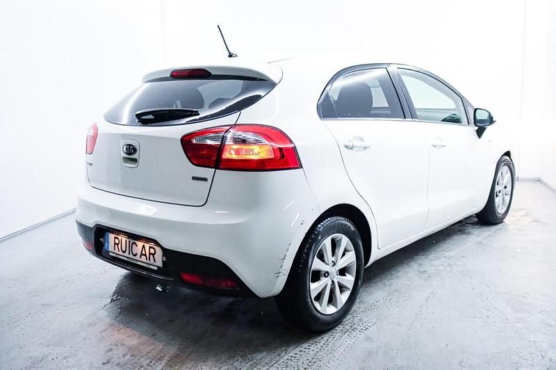 Usado Kia Rio 75 HP (55 kW) 2014 Branco