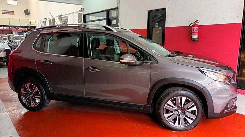 Usado Peugeot 2008 Allure 130 HP (95 kW) 2016 Cinzento SUV