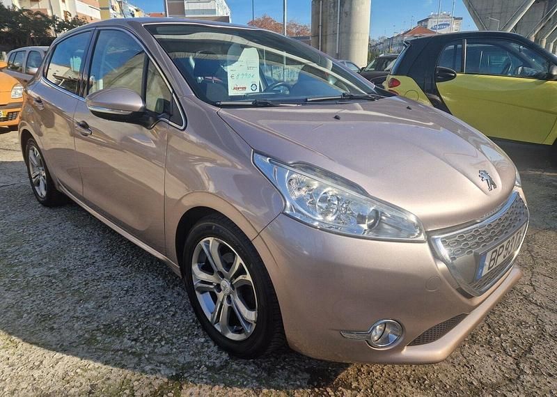 Outro Usado 2012 Peugeot 208 Allure Citadino | € 7.990 (Preço justo) - Imagem 1/4