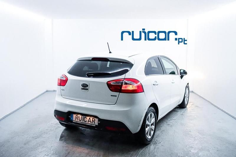 Usado Kia Rio 75 HP (55 kW) 2014 Branco