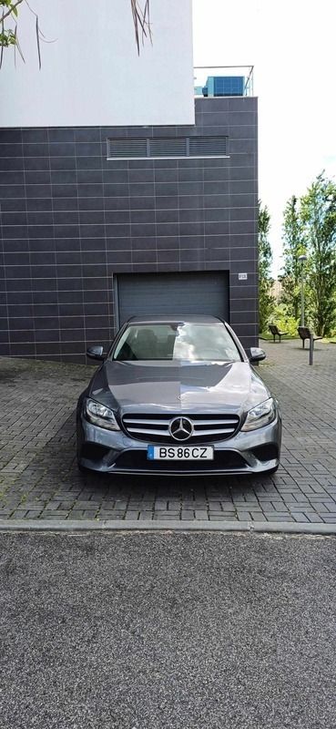 Cinzento Usado 2019 Mercedes 180 Sedan | € 18.000 (Preço justo) - Imagem 1/4