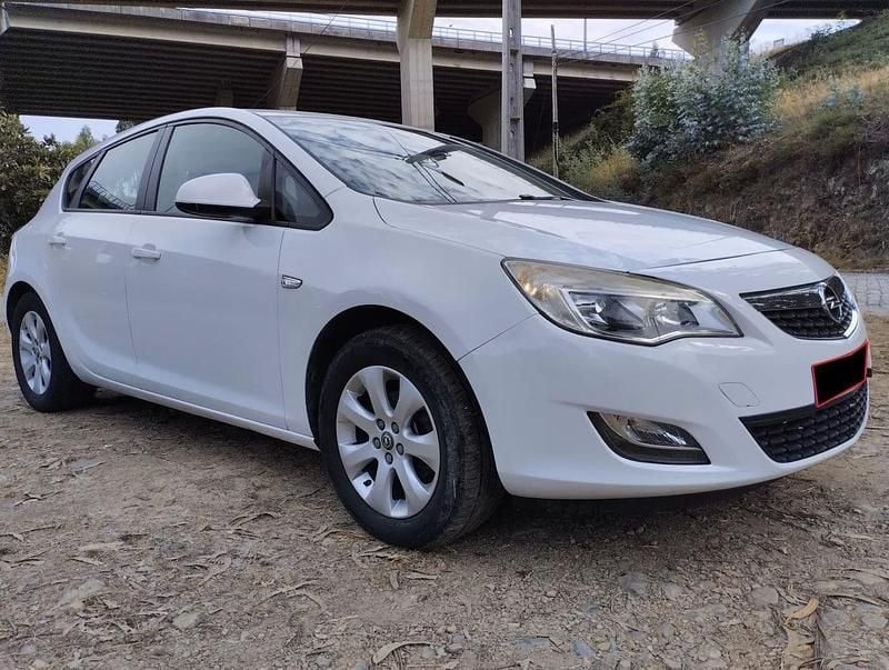 Usado Opel Astra Selection 140 HP (102 kW) 2015 Branco Sedan