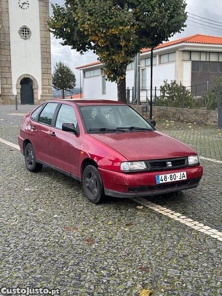 Usado Seat Cordoba 50 HP (36 kW) 1997 Vermelho Sedan