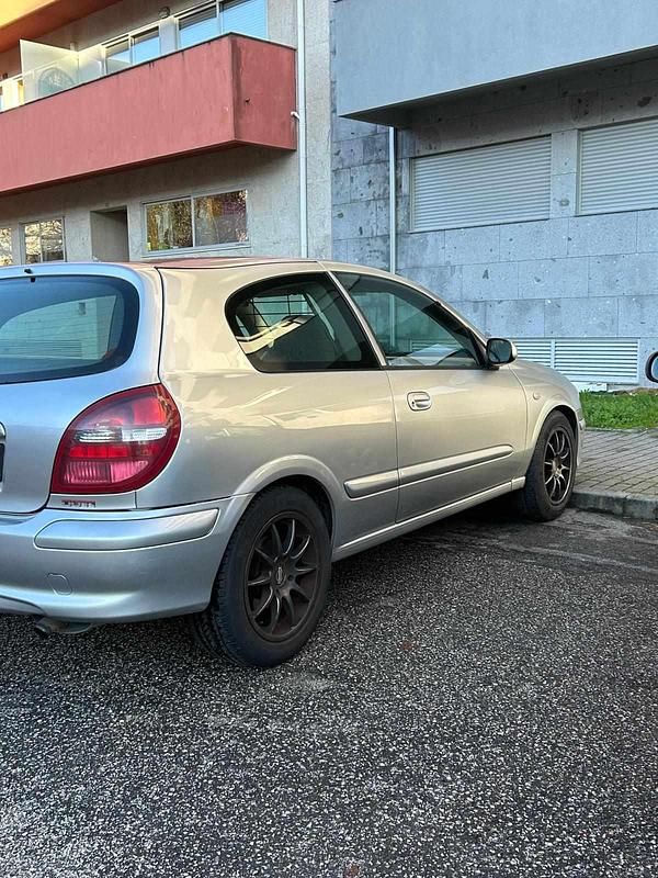 Usado Nissan Almera 110 HP (80 kW) 2001 Cinzento Citadino