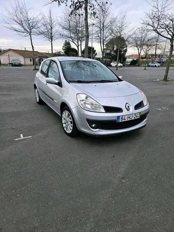 Cinzento Usado 2009 Renault Clio II Citadino | € 1.100 - Imagem 1/4