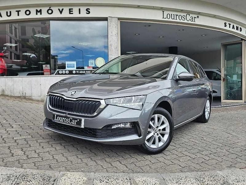 Cinzento Usado 2022 Skoda Scala Citadino | € 16.750 (Preço justo) - Imagem 1/4